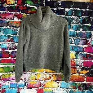 Kaisley Semi Crop Turtleneck Soft Plush Sweater size Medium
